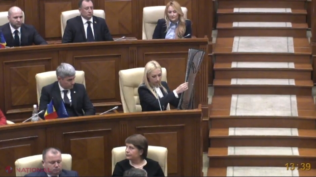 Un deputat a venit cu PARASOLAR la ședință ca să „se protejeze” de Andrei Năstase: I-a fost închis microfonul