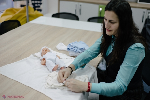 AFACERE // Femeia din R. Moldova care produce hăinuțe pentru copiii născuți prematur: Își propune să creeze un emițător care poate fi încorporat în hăinuțe care ar putea livra informații vitale despre copil