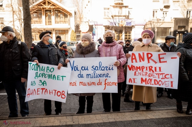 FOTO // Reprezentanții și simpatizanții Partidului „ȘOR” au PROTESTAT în fața ANRE și au cerut DEMISIA conducerii aceste instituții: „VAMPIRII energetici ai Moldovei”
