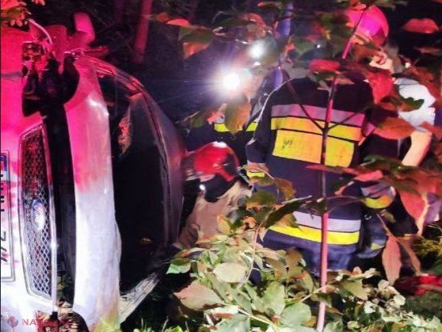 Accident grav în capitală, soldat cu DECESUL șoferului de 18 ani. Tânărul a pierdut controlul volanului, iar mașina în care se mai aflau doi pasageri s-a izbit într-un copac
