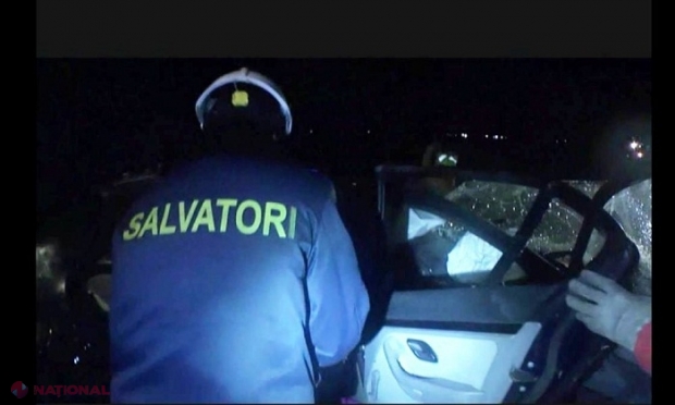 VIDEO // Trei mașini s-au ciocnit violent în Chișinău: Salvatorii au intervenit pentru a salva un șofer blocat între fiare
