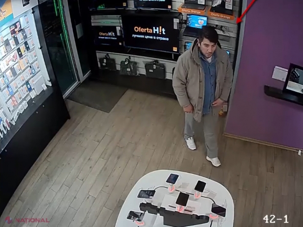 VIDEO // Poliția solicită informații despre bărbatul din imagini. Acesta a reușit să fure un laptop dintr-un magazin și a plecat de parcă nu s-a întâmplat nimic