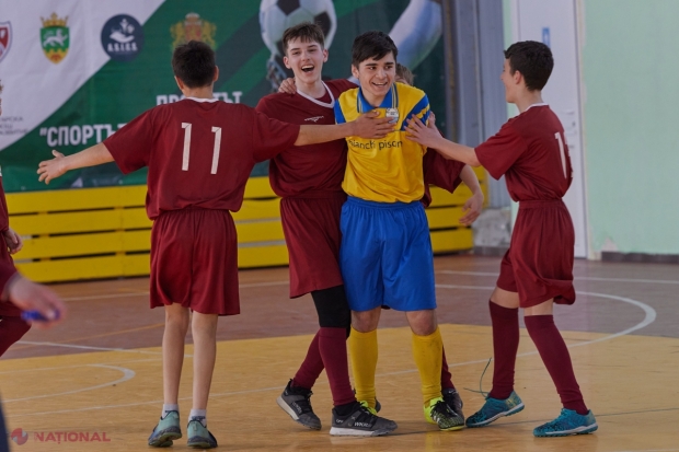 VIDEO // Cel mai TARE turneu de minifotbal din sudul R. Moldova, destinat copiilor din satele cu etnici bulgari, a ajuns la faza sferturilor de FINALĂ.Opt echipe luptă pentru marele premiu oferit de A.S.I.C.S. și Guvernul Bulgariei