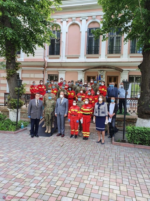 FOTO // CEREMONIE: Medicii din România, care au venit să salveze vieți în R. Moldova, au primit pașapoarte diplomatice la Chișinău. „Istoria nu poate fi scrisă fără eroi. Iar eroii noștri sunteți Dumneavoastră, medicii, asistentele din prima linie”