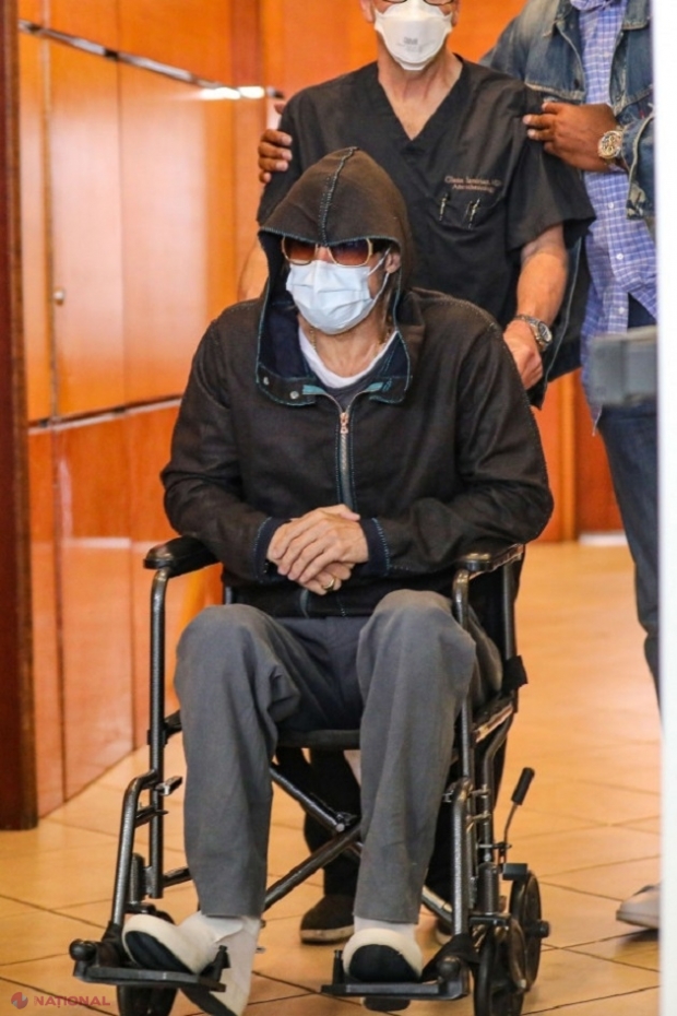 Brad Pitt, surprins în scaun cu rotile la ieșirea dintr-o clinică