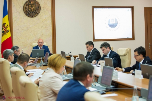 DECIZIE la Guvern: Cetățenii vor putea aduce cu mașina mărfuri în valoare de 300 de euro fără a plăti taxe la vamă, iar cu avionul sau vaporul - mărfuri de 430 de euro