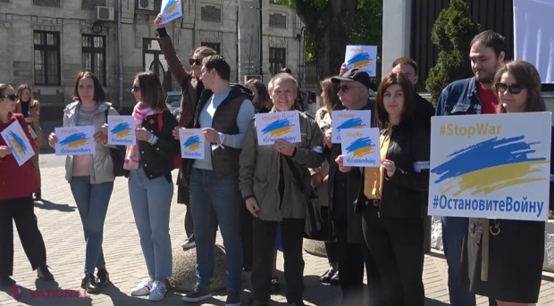 VIDEO // „Uniți pentru libertatea presei. Adevărul nu poate fi suprimat!”. Flashmob în fața Ambasadei Federației Ruse în R. Moldova 