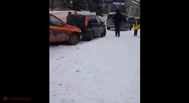 VIDEO // Tamponare în lanț la Hâncești, cu implicarea a ZECE mașini, după ce autoritățile nu au avut grijă să împrăștie material antiderapant în urma ninsorii din această dimineață