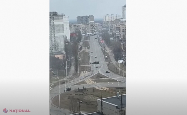 VIDEO + 18 // Imagini TERIFIANTE la Kiev. Un TANC RUSESC a trecut peste o mașină civilă cu șofer la bord. Automobilul a fost strivit sub greutate de circa 20 de tone. Oamenii sunt înspăimântați de gestul „fraților” ruși