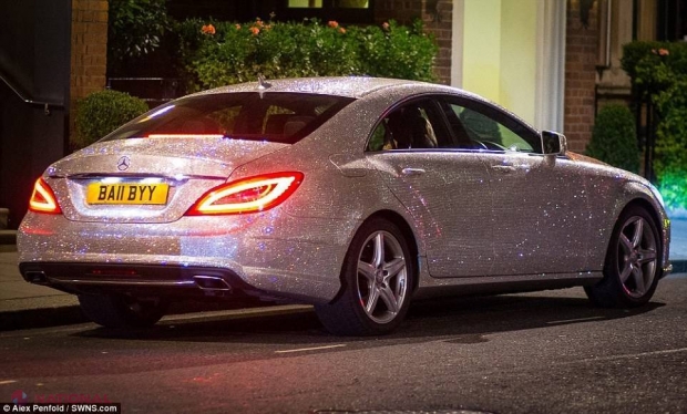 Ce a DECIS tânăra din R. Moldova că va face cu „Mercedes”-ul acoperit cu un MILION de cristale Swarowski