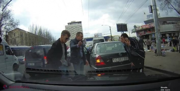 VIDEO // ESCROCUL care accidentează intenționat mașinile în trafic este căutat de poliție. Sunt șanse mici să fie găsit