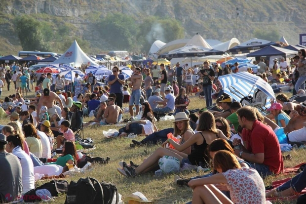 FOTO // Start „GUSTAR”! Voia bună, muzica de calitate şi locul plin de istorie au atras MII de participanţi