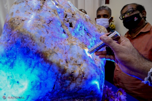 VIDEO // Cel mai mare SAFIR albastru natural din lume, cu o greutate de 310 kg, scos la VÂNZARE. Proprietarii comorii speră că în așa fel vor ajuta țara să depășească CRIZA economică