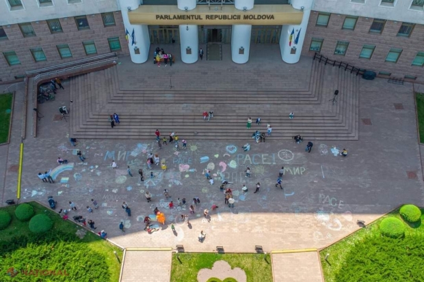 Copiii angajaților Parlamentului de la Chișinău și cei ai refugiaților ucraineni au desenat mesaje „pentru PACE” în fața Parlamentului