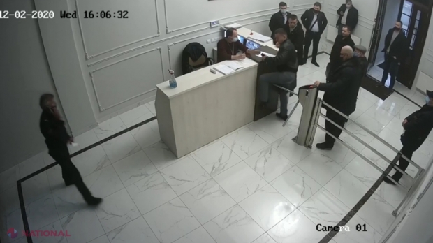 VIDEO // Revenirea în anii '90? Momentul în care Veaceslav Platon SFIDEAZĂ paza CNPF și sare peste turnichet. Acesta a PĂTRUNS în sala de ședințe, deși nu a fost invitat