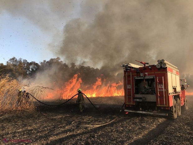 FOTO // Incendiu de proporții la Cahul și operațiune contracronometru a pompierilor: Flăcările ce s-au răspândit pe sute de hectare, AMENINȚARE reală pentru sondele de petrol din zonă