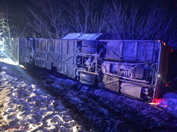 FOTO // Un autocar de pe ruta Chișinău - Odesa s-a RĂSTURNAT în raionul Anenii Noi: Avea 21 de pasageri la bord