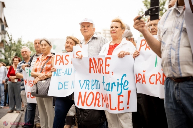 Flashmob împotriva majorării tarifelor pentru apă, organizat de PCRM și Partidul „ȘOR” în fața ANRE: „Vremuri bune pe apa sâmbetei. Jos guvernarea! Jos ANRE!”