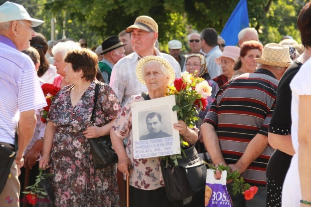 Reportaj FOTO // Amintiri și lacrimi din GULAG, în scuarul Gării