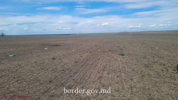 FOTO // Noi fragmente de DRONĂ, căzute pe teritoriul R. Moldova, la aproximativ 500 de metri de linia frontierei moldo-ucrainene: Inscripția „Герань-2” pe aripă