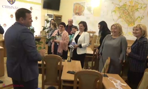 VIDEO // Andrei Năstase a mers la Primăria Chișinău, a împărțit trandafiri albi angajatelor și le-a pupat: „Este adevărat, îmi place frumosul și femeile fac parte din frumos”