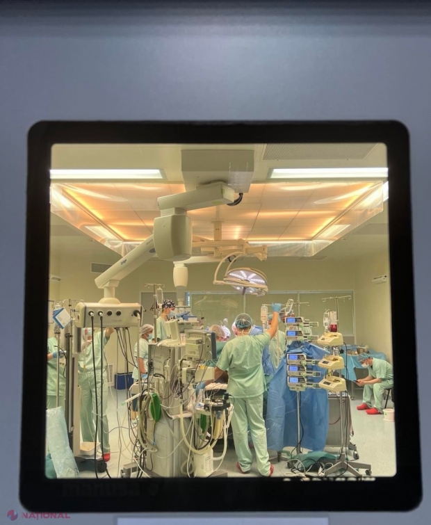 PREMIERĂ // Trei persoane au fost SALVATE grație unui schimb de ORGANE dintre autoritățile medicale din R. Moldova și România. Circa 50 de lucrători medicali au participat la operația de transplant al ficatului adus din România