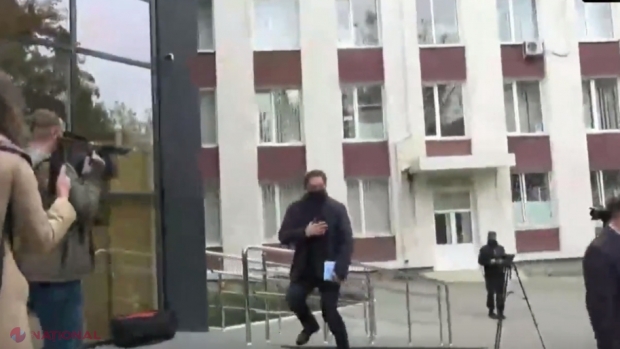 VIDEO // Stoianoglo, PLECĂCIUNE în fața deputaților SOCIALIȘTI, care protestează în fața Curții de Apel Chișinău. Procurorul general suspendat a fost luat la rost de „penalul Rizea”: „Trebuie să ajungi în pușcărie, ești omul lui Plahotniuc și Dodon”
