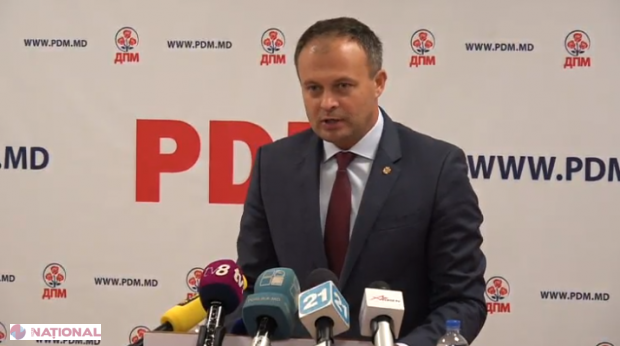 FOTO // Candu ECONOMisește banii statului. Cum a fost surprins președintele Parlamentului în avion