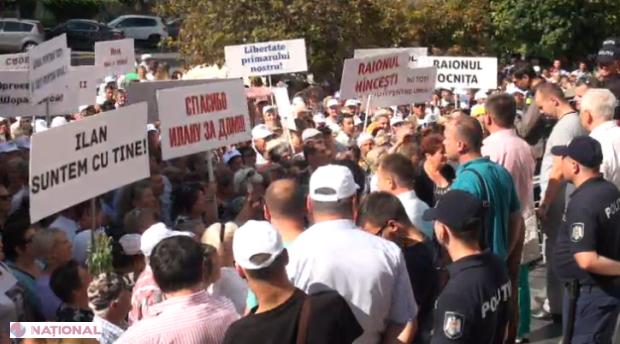FOTO // Protest în susținerea lui Ilan Șor în fața Judecătoriei Buiucani: „Ilan e un înger! Dați-ni-l acasă”