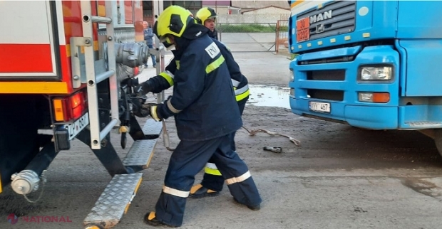 VIDEO // O autocisternă plină cu zeci de tone de COMBUSTIBIL a ajuns în șanț, la Comrat