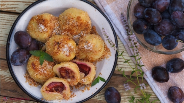 REȚETĂ // Găluștele cu prune sunt cel mai iubit desert al toamnei
