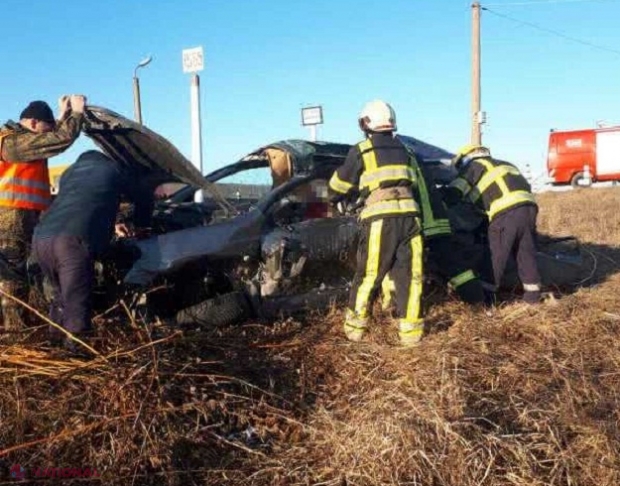 Strășeni: Un bărbat a decedat, iar altul a ajuns în stare gravă la spital, după ce un „Nissan” s-a tamponat cu un tren de pe cursa Chișinău - Sankt Petersburg