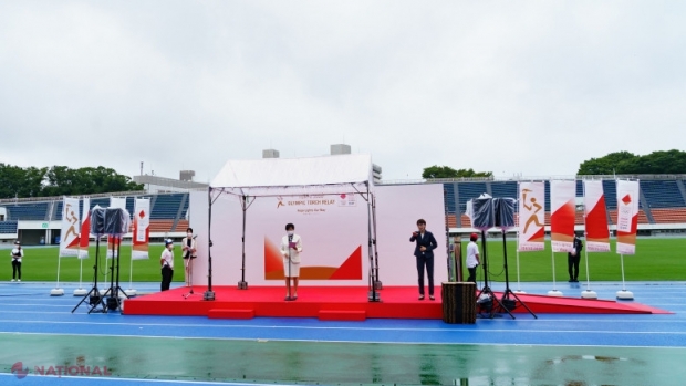 Flacăra olimpică a sosit la Tokyo. Ceremonie discretă și tristă pe un stadion gol și pe o vreme ploioasă