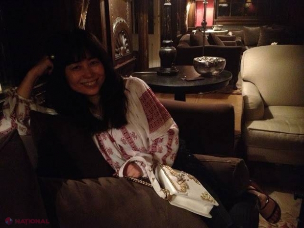 FOTO // Un DIRECTOR de la Chanel poartă IE creată în R. Moldova