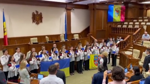 VIDEO // Moment JENANT în Parlamentul R. Moldova: Comuniștii și socialiștii PRORUȘI NU au aplaudat corul din Vinița care a interpretat imnul Ucrainei în Legislativul de la Chișinău