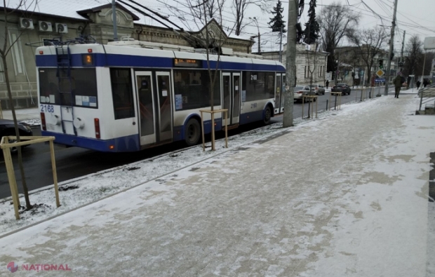 Șoferii din Chișinău sunt îndemnați să NU parcheze mașinile pe marginea străzilor și pe trotuare, pentru ca acestea să poată fi curățate de zăpadă