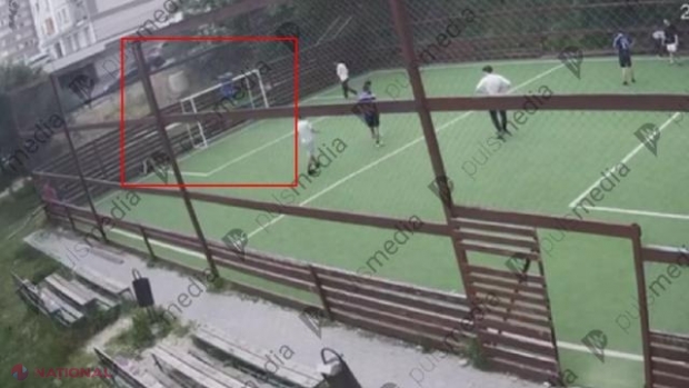 VIDEO // Un copil din Chișinău, strivit mortal de poarta unui teren de fotbal de la Ciocana: Momentul a fost surprins de camerele de supraveghere