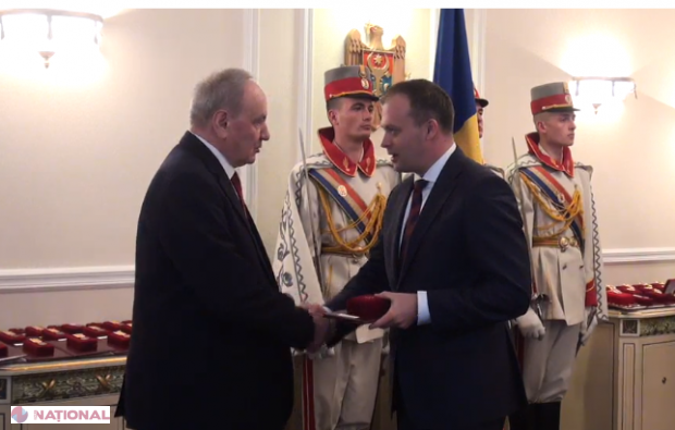 Nicolae Timofti și-a decorat astăzi NAȘUL de cununie