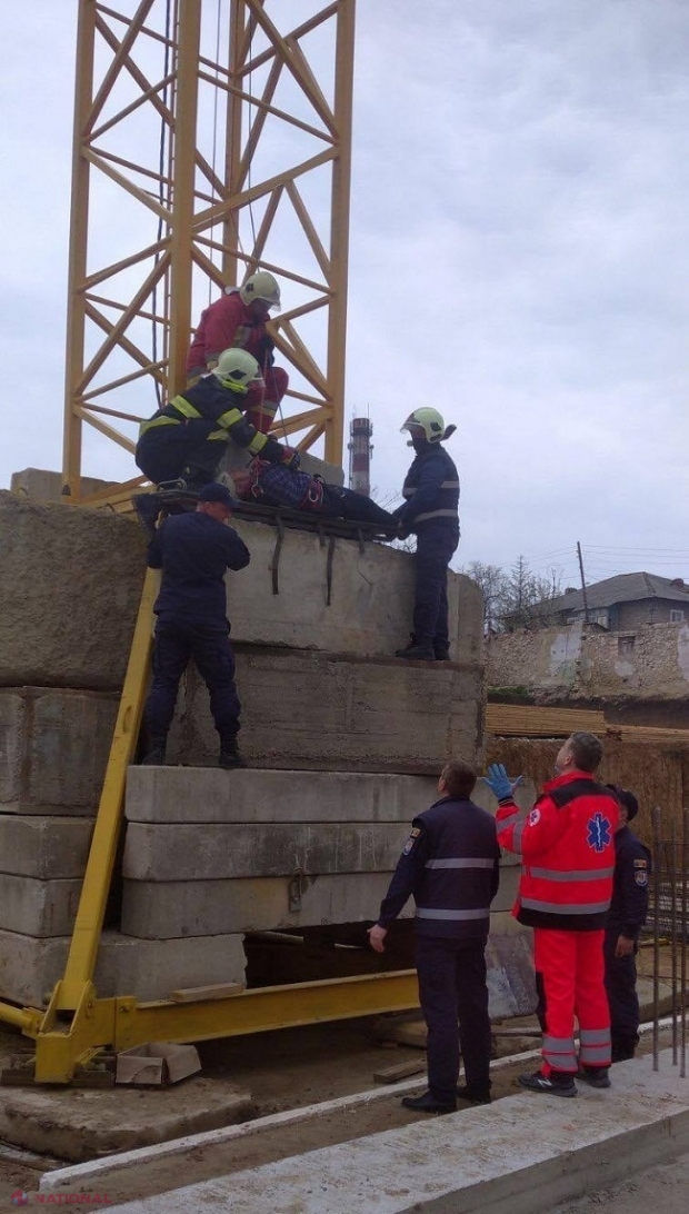 VIDEO // Un bărbat, coborât de către salvatori de la o înălțime de 30 de metri: Lucra pe o macara în Orhei atunci când a solicitat ajutor