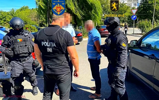 VIDEO // Momente de GROAZĂ pentru un bărbat din capitală, care a fost obligat de doi inși să se dezbrace și să declare într-un video că tocmai ar fi întreținut un raport sexual anal și oral. Șantajiștii i-au mai spus că îi vor tăia trei degete soției