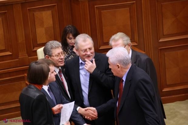 Schimb DUR de replici în Parlament. Voronin: „Ghimpu, tu termină cu idiotismul tău”; Ghimpu: „Când 'povarul' o ia razna, să opriți microfonul”