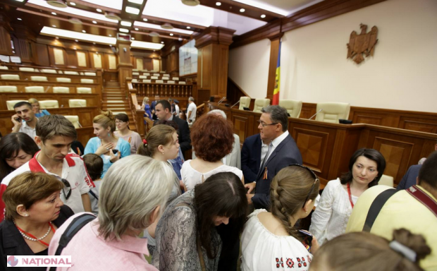 Două mii de cetățeni au vizitat Parlamentul de Ziua Independenței