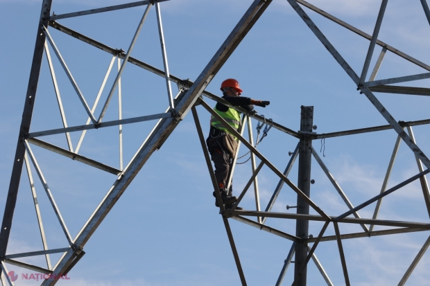 FOTO // Lucrările la linia electrică Vulcănești-Chișinău prind VITEZĂ. Echipa de muncitori a fost suplinită cu 29 de specialiști din Turcia