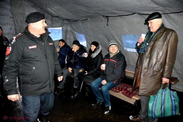 FOTO // Carabinierii a instalat un CORT de asistență în Chișinău. Persoanele care au înghețat pot să se încălzească cu un ceai și să mănânce un terci ostășesc