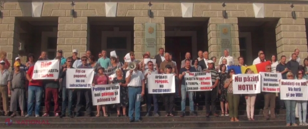 VIDEO // Protest MATINAL la MAI și Primăria Chișinău: „Nu dictatorul, apărați poporul”