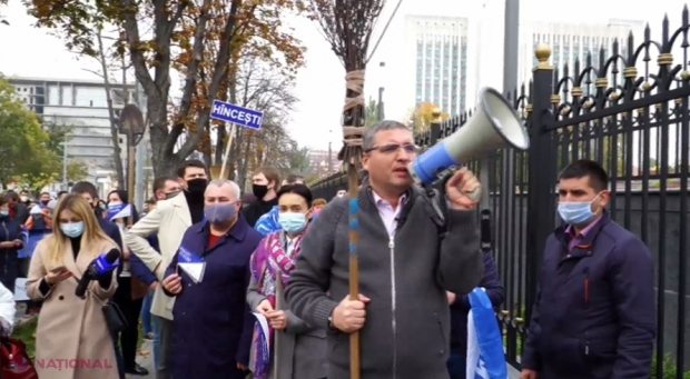 VIDEO // Renato Usatîi, alături de sute de oameni, a mers cu MĂTURA la Președinție: „Pe 1 noiembrie măturăm KULIOKUL și obținem victoria pentru R. Moldova. Igor Nicolaevici, îți propun să-ți accepți cu demnitate înfrângerea”
