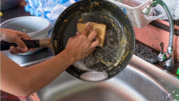 GREȘEALĂ // Nu spăla niciodată tigaia imediat după ce ai gătit în ea