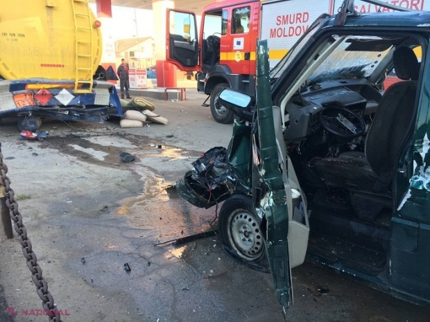 FOTO // ACCIDENT: Un șofer a intrat într-o cisternă de pe teritoriul unei stații PECO, la ieșirea din Chișinău