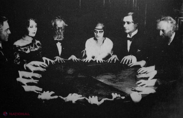 Imagini HALUCINANTE. Ce a surprins un fotograf în timpul unei şedinţe de SPIRITISM
