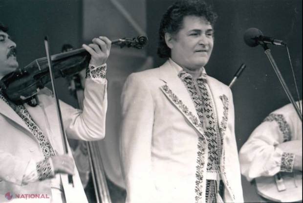 Poză de COLECȚIE: Doina Sulac, de câțiva anișori, în brațe la Nicolae Sulac